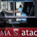 Roma, passeggero prende a pugni l'autista di un autobus di linea e scappa: è caccia all'uomo