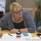 Pokemon Go, la parlamentare gioca con lo smartphone durante una riunione importante