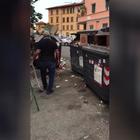 Roma, caos rifiuti: gli abitanti puliscono da soli