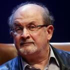 Salman Rushdie, come sta lo scrittore ferito gravemente: «Sta parlando con gli investigatori»
