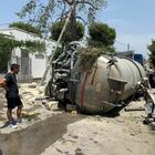 Salento, incidente a Porto Cesareo: un'autocisterna si ribalta e sfonda il muro di una villetta