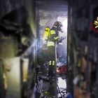 Attico distrutto dalle fiamme, evacuate dieci famiglie: due bambini in ospedale, danni all'intero palazzo