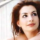 Anne Hathaway, l'attrice confessa i timori degli esordi: «Mi dicevano che sarei finita a 35 anni, ora ne ho 41»