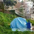 Vive in una tenda, ma fa podcast sulla piscologia: Mariano il senzatetto-filosofo accampato in un parco di Frosinone
