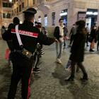 Roma, controlli anti assembramento dei carabinieri in Centro