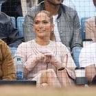 Jennifer Lopez super chic anche allo stadio, i guanti sono coordinati al look