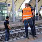 Tragedia alla stazione dell'ospedale a Mestre: 19enne travolto e ucciso dal treno Video