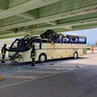 Autobus 'decapitato', l'autista calcola male l'altezza e si schianta contro un cavalcavia: l'incidente choc FOTO