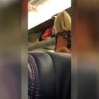 L'hostess e lo scherzo ai passeggeri: si nasconde nella cappelliera e il video diventa virale