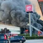 Incendio in un capannone in zona industriale a Bari: il fumo invade le strade