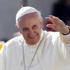 Il Papa battezza 26 bimbi: «La fede è l'eredità più grande»