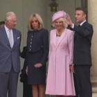 Re Carlo III e Camilla in Francia, la calda accoglienza di Macron