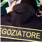 Ex carabiniere armato si barrica in casa con la moglie in ostaggio, lo aveva già fatto nel 2022. È in cura per una depressione