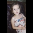 La bambina siriana canta, alle sue spalle esplode una bomba
