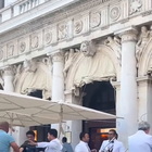 Venezia, panico in piazza San Marco: rissa in pieno giorno al Gran Caffè Chioggia tra camerieri e avventori, pugni e "sediate" Video