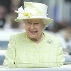Regina Elisabetta pronta a lasciare il trono: «Vuole stare con il principe Filippo, la sua salute si sarebbe aggravata»