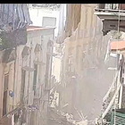 Torre del Greco, crolla un palazzo abitato: si temono vittime, si scava tra le macerie