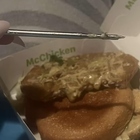 Trova un pezzo del termometro nel panino McDonald's. Il rimborso beffa: buono da 15 euro o un altro McChicken