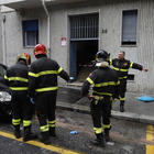 Incendio in casa a Torino, mamma si butta dal terzo piano con la bimba di 2 anni. Evacuate 15 famiglie