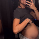 Ludovica Valli incinta del terzo figlio, la foto del pancione: «Di sera sembro di 7 mesi»