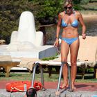 Matilde Brandi relax in bikini al bordo della piscina/ Le foto