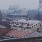 Milano, come previsto arriva la neve: ma le scuole sono aperte