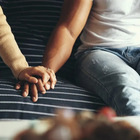 Finge di essere gay per due anni per conquistarla: «Abbiamo anche dormito insieme, ha tradito la mia fiducia»