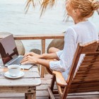 Spiagge con wifi e villaggi smart working: ecco come si lavora in vacanza