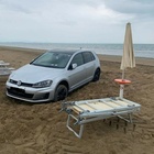 Sbaglia strada con l'auto, romeno alla guida finisce in spiaggia tra ombrelloni e lettini FOTO