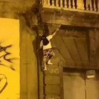 Napoli, video choc: si arrampica sulla facciata dell'università L'Orientale e precipita da 3 metri