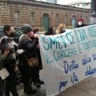 Covid a Napoli, protesta al carcere di Poggioreale: «Più cure per i detenuti. Qui ci sono esseri umani, non animali!»