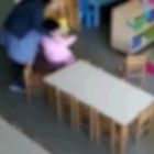 Bambini presi a schiaffi in faccia e calci all'asilo dalla maestra, la mamma di un piccolo di 3 anni la scopre così e la denuncia