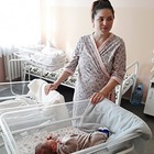 Doppio parto da record in Kazakistan: mette al mondo gemelli a undici settimane di distanza