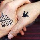 Sposa assume un tatuatore e si tatua durante il matrimonio: «Due ricordi permanenti»
