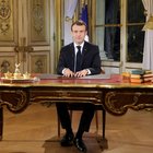 Macron in tv dopo gli scontri con i gilet gialli: «Aumenteremo il salario minimo di 100 euro dal 2019»