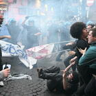 Napoli, scontri al corteo contro la Nato e per la Palestina: la polizia carica i manifestanti. «Contro i signori della guerra»