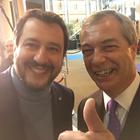 Salvini cambia idea: "Non si può uscire dall'euro, mai al governo col Pd". E si fa il selfie con Farage