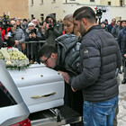Funerale di Vanessa Ballan, il compagno Nicola davanti alla bara bianca: «Devo farmi forza per nostro figlio»