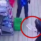 Panico al supermarket, rapinatore assalta le casse con una mannaia: bloccato da un cliente coraggioso