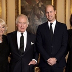 Re Carlo, la prima foto ufficiale con Camilla, e i principi di Galles William e Kate