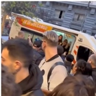 Napoli, ambulanza con le sirene spiegate porta gli influencer all'inaugurazione di un negozio: l'idea folle di Rita De Crescenzo fa infuriare i social VIDEO