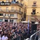 Ragazze chiedono selfie e si baciano, Salvini: «Mi ha fatto piacere, ho detto auguri e figli maschi»