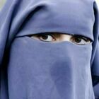 Ostia, 15enne costretta a mettere il burqa 