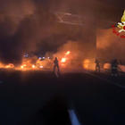 Assalto a furgone portavalori sull'A1 a Lodi: decine di vetture in fiamme, chiodi sull'asfalto, autostrada chiusa