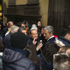 Berlusconi in gita a Napoli: bagno di folla ai Decumani prima delle elezioni