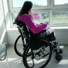 Giovane sulla sedia a rotelle dopo l'intervento
