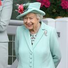 La Regina Elisabetta va ad Ascot: raggiante e sorridente, per la prima volta senza Filippo