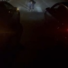Folle gara clandestina tra auto in strada di notte, due "piloti" scoperti grazie ai video postati sui social dagli spettatori