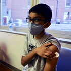 Vaccino Covid, Abhinav (12 anni) è il volontario più piccolo al mondo a sottoporsi al test: «Così aiuto la ricerca»