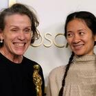 Frances McDormand e Chloé Zhao, incetta di Oscar per il film "Nomadland": «Un viaggio con l'umanità intera»